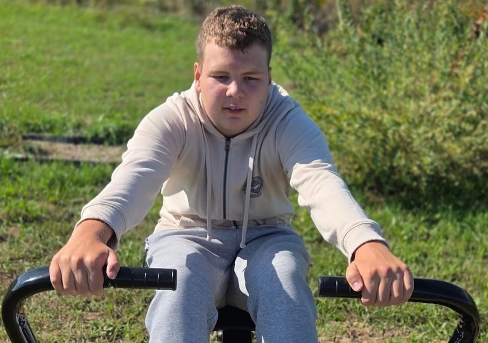 Chłopiec bawi się na placu zabaw.